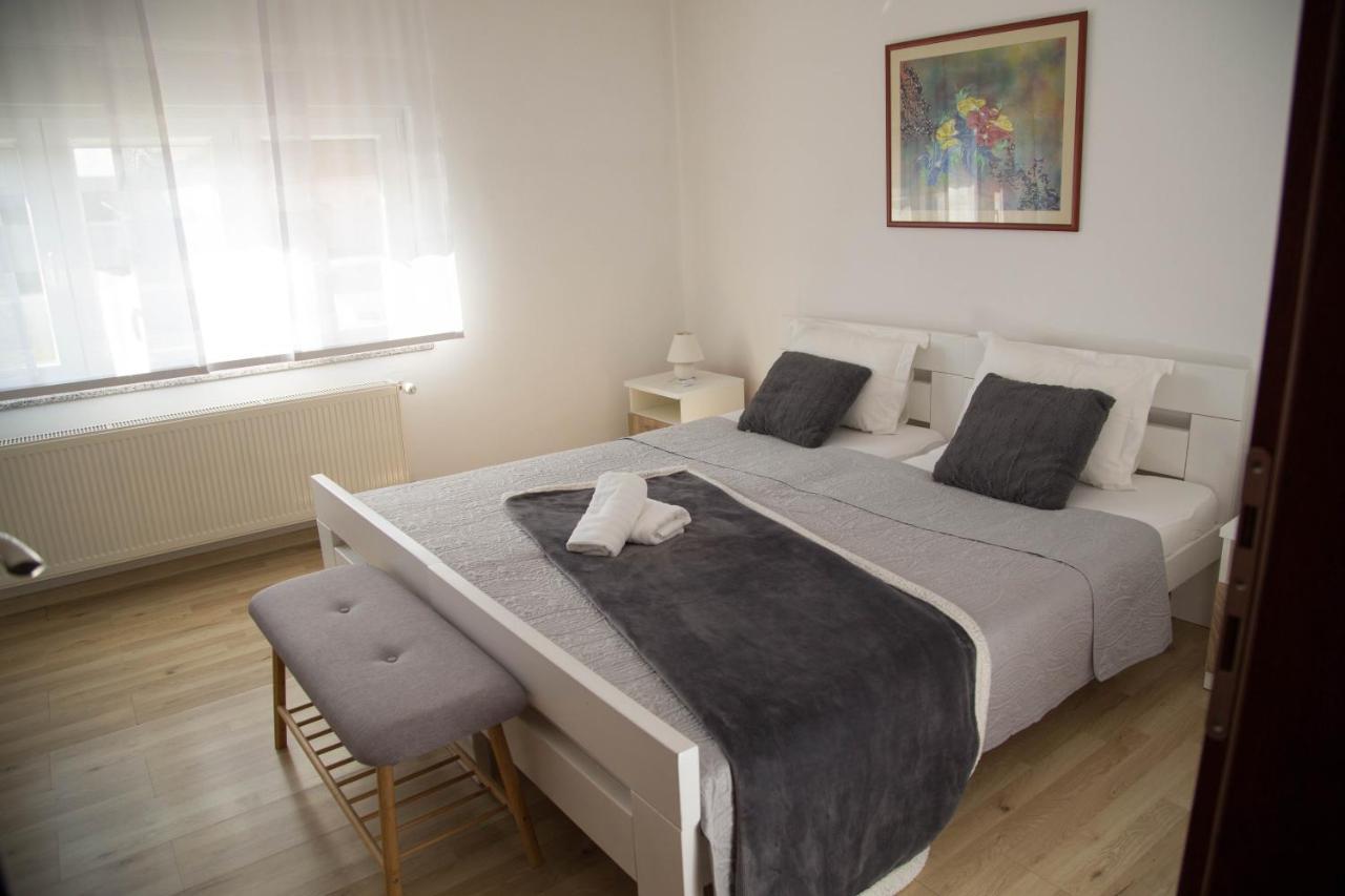Apartmani Baotic Zupanja Eksteriør billede
